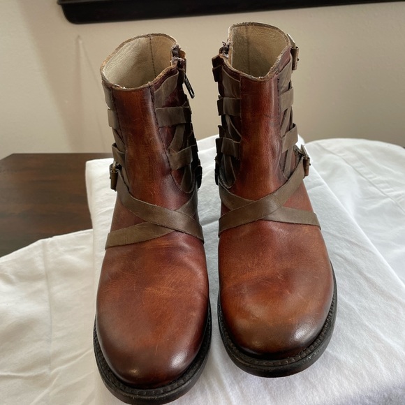 Freebird by Steven Shoes - Freebird. Boots. Round toe with buckle and stacked heel. Size 9. EUC
